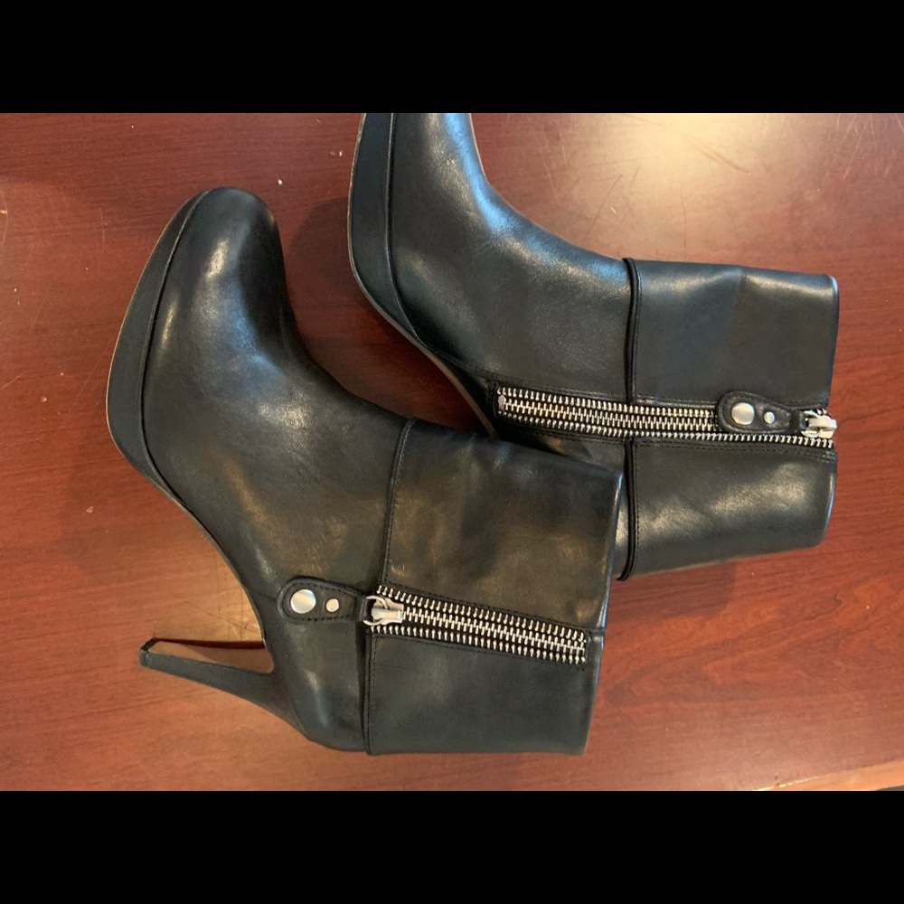 Adrienne Vittadini Poppers Booties size 8.5